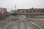 Unterwasserfahrradparkhaus, Amsterdam: Die drei Laufbänder der Zugangsrampe