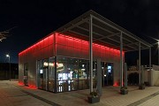 Bahnhof Erftstadt: Südostansicht Bahnhofscafé bei Nacht, Bild 1