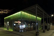 Bahnhof Erftstadt: Südostansicht Bahnhofs-Café bei Nacht, Bild 2