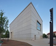 Bauhaus-Museum Weimar: Nordöstliche Gebäudeecke, Bild 1