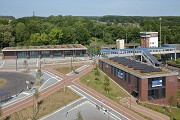 Bahnhof Dülmen: Erhöhte Westansicht von Gebäude und Radstation