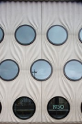 Swiss-Life-Arena: Vertikalfuge zwischen zwei Fassadenabschnitten