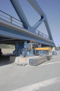 A45-Brücke, Haiger: Hydraulische Hebeanlage unter Brücke