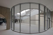 Unterwasserfahrradparkhaus, Amsterdam: Glasfassade zum Zugangs-Treppenauge