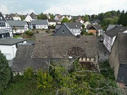 Haus Scheuerfeld: Ansicht West mit Dorfsilhouette