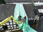 Haus Scheuerfeld, Schutzfolienmontage: Ausführung durch die Gummersbacher Zimmerei Schwirten und Klein