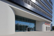 KUKA, Augsburg: Haupteingang mit Logo