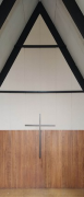 Notkirche Ratingen-Eggerscheidt: Innenraum mit Altarkreuz