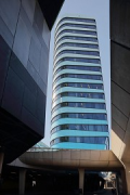 Arnhem-Centraal: World Trade Center Hochhaus vom unteren Taxistand gesehen