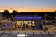 Bahnhof Erftstadt: Östlicher Bahnsteigblick auf Bahnhofscafé - Dämmerung