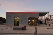 Bahnhof Erftstadt: Südansicht Bahnhofscafé - Dämmerung