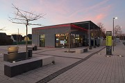 Bahnhof Erftstadt: Südostansicht Bahnhofscafé, Bild 1 - Dämmerung