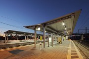 Bahnhof Leverkusen-Opladen: Stirnseite Gleis 2 und 5, Dämmerung, Bild 2