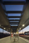 Bahnhof Leverkusen-Opladen: Untersicht Überdachung, Dämmerung, Hochformat