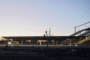 Bahnhof Leverkusen-Opladen: Ostansicht, Dämmerung
