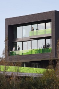 Bauverein Gevelsberg: Südostansicht vom Ennepe-Park, Balkonskulpturen, Hochformat