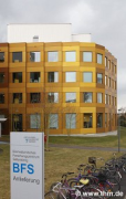 BFS, JLU Gießen: Nordansicht mit Adressschild (Foto: Lindeholz)