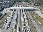 Eurogare, Mons: Vogelperspektive längs der Gleise von Nordosten