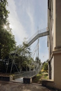 Schloss Freudenberg: Nordansicht Treppenskulptur im Gegenlicht