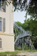 Schloss Freudenberg: Südwestansicht Treppenskulptur mit Schloss