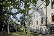 Schloss Freudenberg: Die Treppenskulptur entwächst dem Wald
