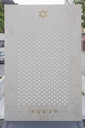 410 Okulare weist die Gedenktafel auf