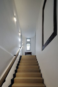 Tebartz-van Elst: Fachwerkhaus: Treppe von der Lobby ins 1OG