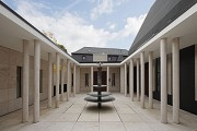 Tebartz-van Elst: Quadrum - zentraler Kreuzgang mit Brunnen