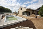 Stahlfachwerkhaus Volketswil: Südostansicht mit Pool