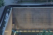 9/11 Memorial: Abgeschalteter südlicher Pool, Nordwestecke