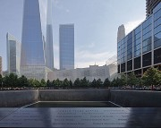9/11 Memorial: Südlicher Pool mit umlaufender Gedenktafel