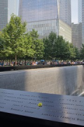 9/11 Memorial: Südlicher Pool, Gedenktafel, Wasserfälle und Rose
