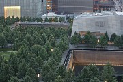 9/11 Memorial: Südansicht beider Pools und Museumsgebäude bei Dämmerung