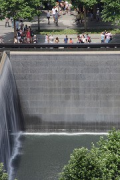 9/11 Memorial: Erhöhter Blick auf die Wasserfälle des südlichen Pools