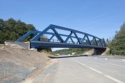A45-Brücke, Haiger: Die eingefahrene, nördliche Brücke (aus Video)