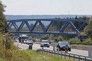 A45-Brücke, Haiger: Die eingefahrene, südliche Brücke (erfolgt am Folgetag), Bild 1