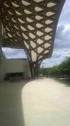 Centre Pompidou-Metz: Offene Südarkade mit Museumscafé, Bild 1