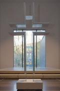 Christuskirche Heinsberg: Altarkreuz in Zentralposition (Design: H. Weiss, D. Lange, J. Wübbe)