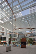 The Circle, Zürich: Einkaufszentrum, zentraler Platz