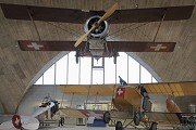 Flieger Flab Museum: Deckenuntersicht mit Exponaten, Bild 3