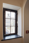 Fraser Suites: seitliches Treppenhaus, Fenster mit integrierter RWA-Entlüftung