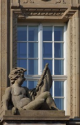 Fraser Suites: Fensterdetail mit Skulptur