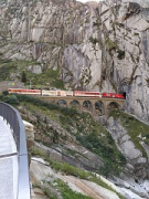 Teufelsbrücken, Gotthardpass: Zug der Zahnradbahn auf Viadukt