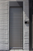 Hous3Druck: Geschosshohes Fenster neben Haustür