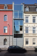 Hüttenstraße 22a: Der nur 3,50m breite Bau »klemmt« in einer Gründerzeit-Häuserzeile