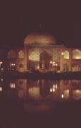 Meidān-e Emām, Isfahan: Masjed-e-Sheich Lotfollāh, bei Nacht