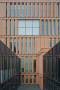 Justizzentrum Bochum: Saalgebäude-Westfassade über Verbindungsbau