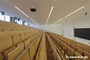 Neue Chemie, JLU Gießen: Großer Hörsaal, halbe Höhe achsial; Foto: Mehl (Demo)