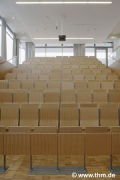 Neue Chemie, JLU Gießen: Kleiner Hörsaal, achsial von unten; Foto: Mehl (Demo)