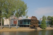 Museum La Boverie: Südostansicht vom anderen Maasufer